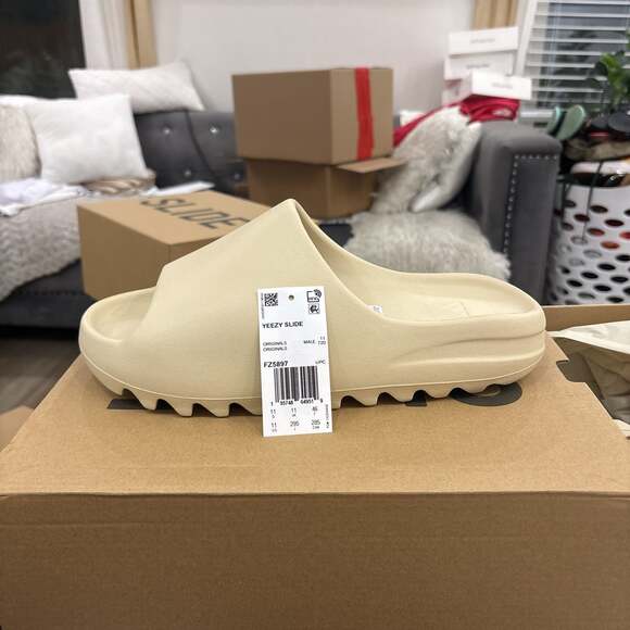 Adidas Yeezy Slide 'Bone' (2022 Re-Release) FZ5897 - Picture 1 of 4